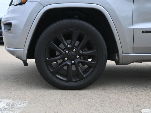 Used 2017 Jeep Grand Cherokee Altitude AWD/4WD image 27