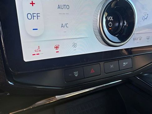 Used 2022 Ford F150 Lightning Platinum image 18