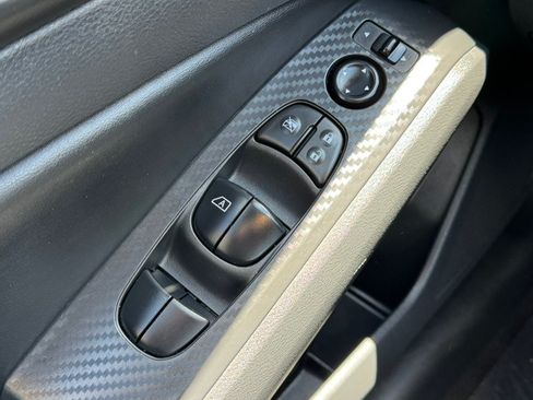 Used 2025 Nissan Altima 2.5 SV FWD image 7