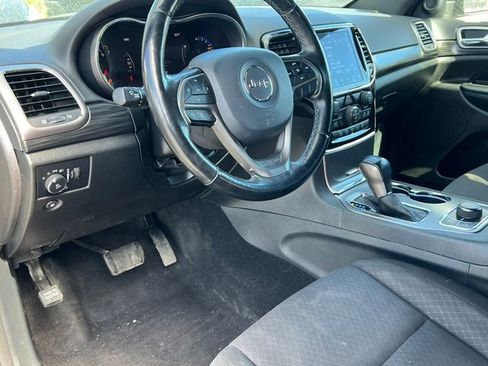 Used 2020 Jeep Grand Cherokee Laredo AWD/4WD image 16