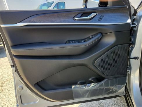 New 2025 Jeep Grand Cherokee L Limited image 19