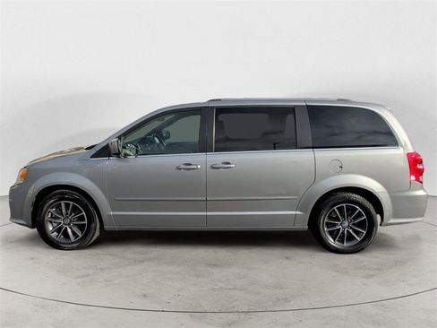 Used 2017 Dodge Grand Caravan SXT image 2