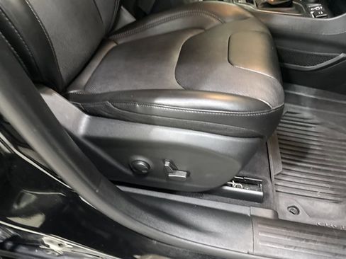 Used 2022 Jeep Cherokee Latitude Lux w/ Mopar Interior Package image 37