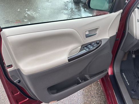 Used 2018 Toyota Sienna XLE image 19