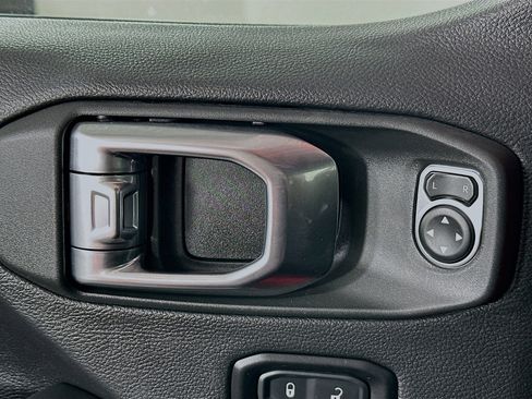 Used 2025 Jeep Wrangler Sahara image 14