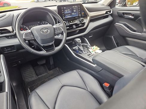 Used 2020 Toyota Highlander XLE image 3
