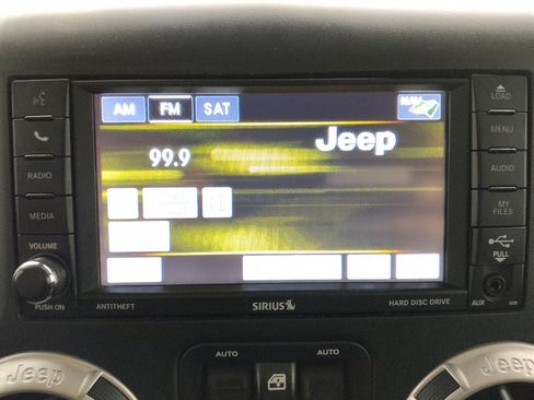 Used 2017 Jeep Wrangler Unlimited Sahara w/ Connectivity Group AWD/4WD image 25