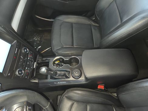 Used 2016 Ford Explorer XLT w/ Equipment Group 202A AWD/4WD image 17