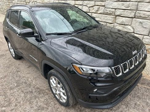 Used 2024 Jeep Compass Latitude AWD/4WD image 7