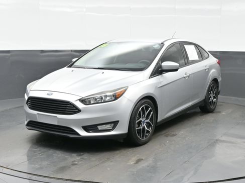 Used 2018 Ford Focus SE w/ SE Appearance Package FWD image 2