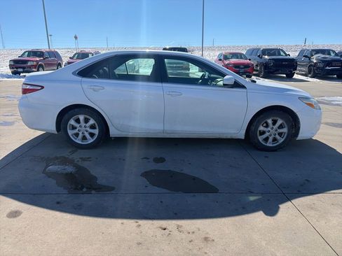 Used 2015 Toyota Camry LE image 2