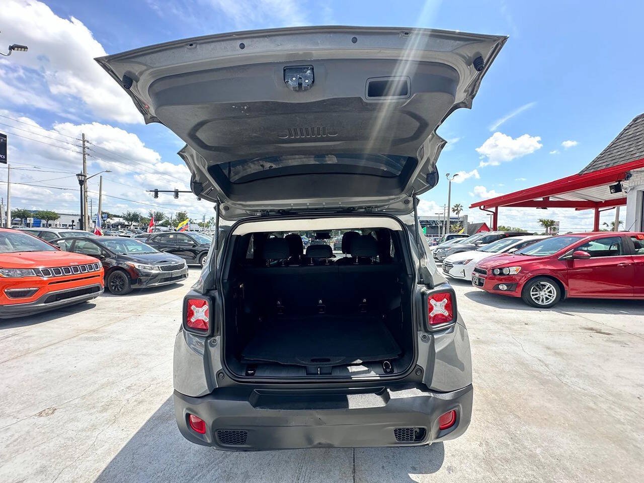 Used 2020 Jeep Renegade Latitude w/ Cold Weather Group AWD/4WD image 13