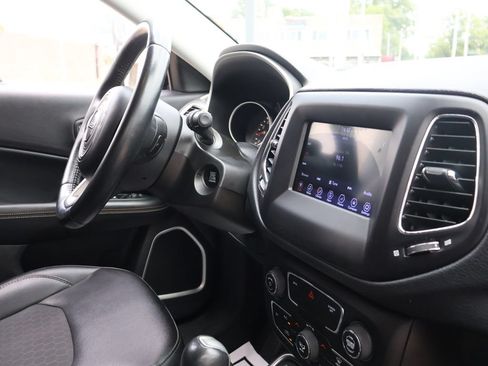Used 2018 Jeep Compass Latitude w/ Popular Equipment Group FWD image 9