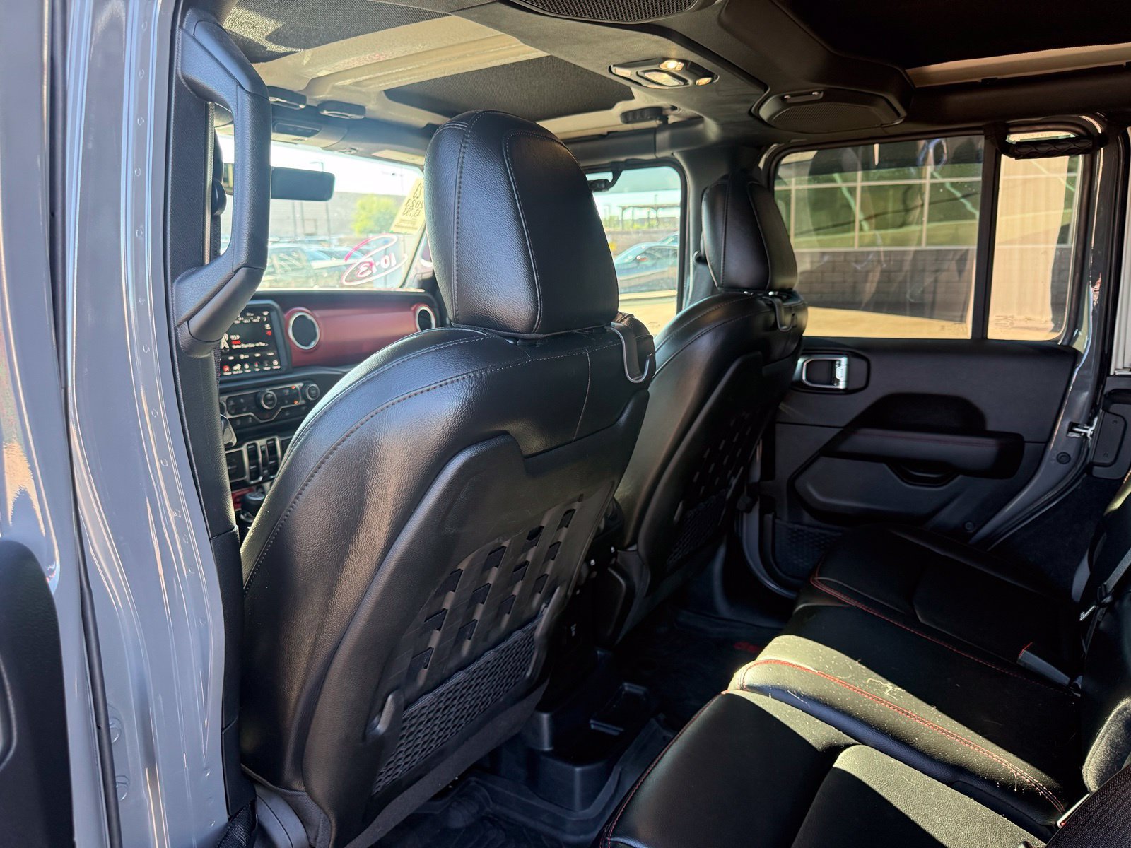 Used 2023 Jeep Wrangler Unlimited Rubicon w/ Cold Weather Group AWD/4WD image 11