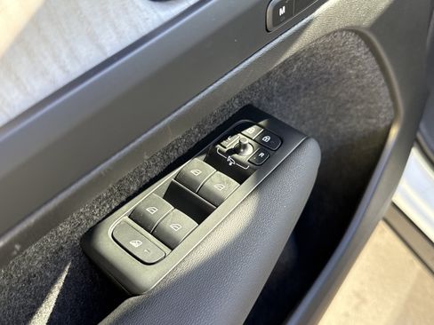 Used 2025 Volvo XC40 B5 Core image 15