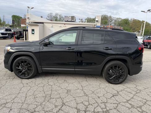 Used 2024 GMC Terrain SLE w/ Elevation Edition image 4