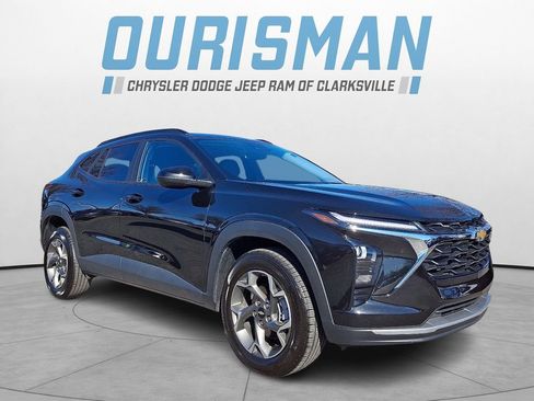 Used 2025 Chevrolet Trax LT image 1