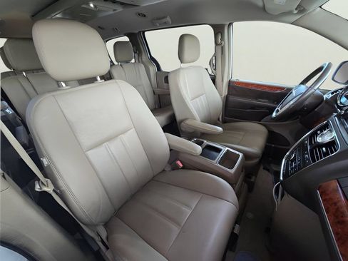 Used 2016 Chrysler Town & Country Touring FWD image 3