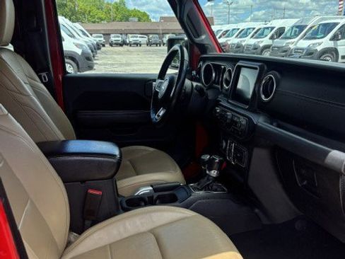 Used 2018 Jeep Wrangler Unlimited Sahara AWD/4WD image 8