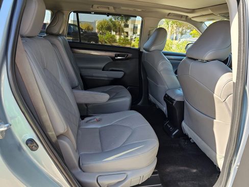 Used 2023 Toyota Highlander Platinum image 25