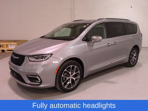 Used 2021 Chrysler Pacifica Limited AWD/4WD image 7
