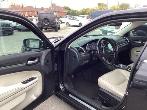 Used 2018 Chrysler 300 Limited image 5