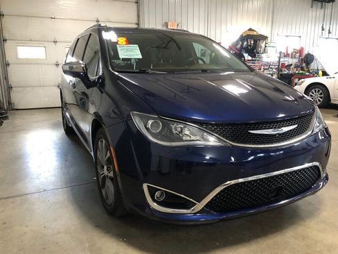 Used 2018 Chrysler Pacifica Limited w/ Tire & Wheel Group FWD image 4