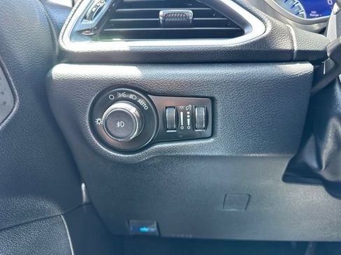 Certified 2025 Chrysler Pacifica Select FWD image 28