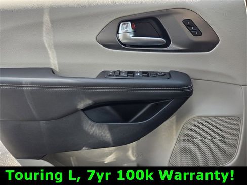 Certified 2024 Chrysler Pacifica Touring-L image 21