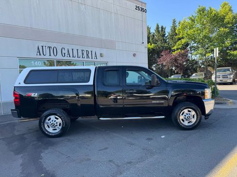 Used 2011 Chevrolet Silverado 2500 LT w/ Interior Plus Package AWD/4WD image 2