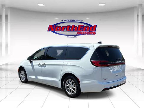 Used 2023 Chrysler Pacifica Touring-L FWD image 5