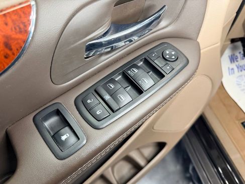 Used 2014 Chrysler Town & Country Touring-L w/ Driver Convenience Group FWD image 3