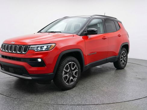 Used 2025 Jeep Compass Trailhawk image 3