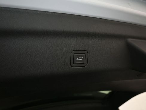 Used 2024 Chevrolet Suburban Z71 image 45