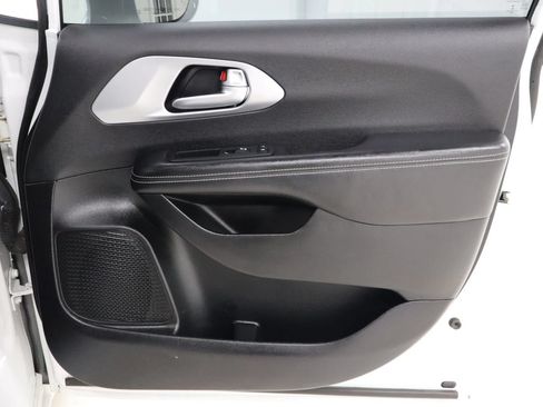 Used 2019 Chrysler Pacifica Limited w/ Advanced Safetytec Group FWD image 24