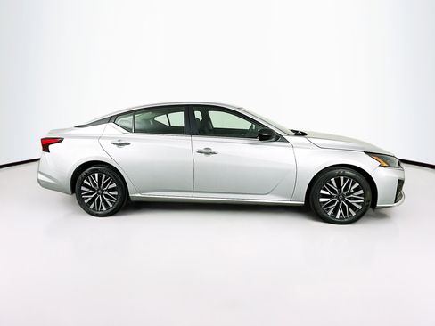 Used 2024 Nissan Altima 2.5 SV image 10