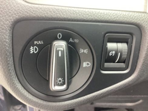 Used 2016 Volkswagen Golf SE w/ Lighting Package image 18