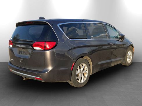 Used 2018 Chrysler Pacifica Touring Plus w/ Tire & Wheel Group FWD image 6