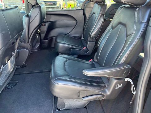 Used 2025 Chrysler Pacifica Select FWD image 13