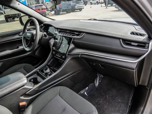 Used 2025 Jeep Grand Cherokee Laredo w/ Luxury Tech Group I image 14