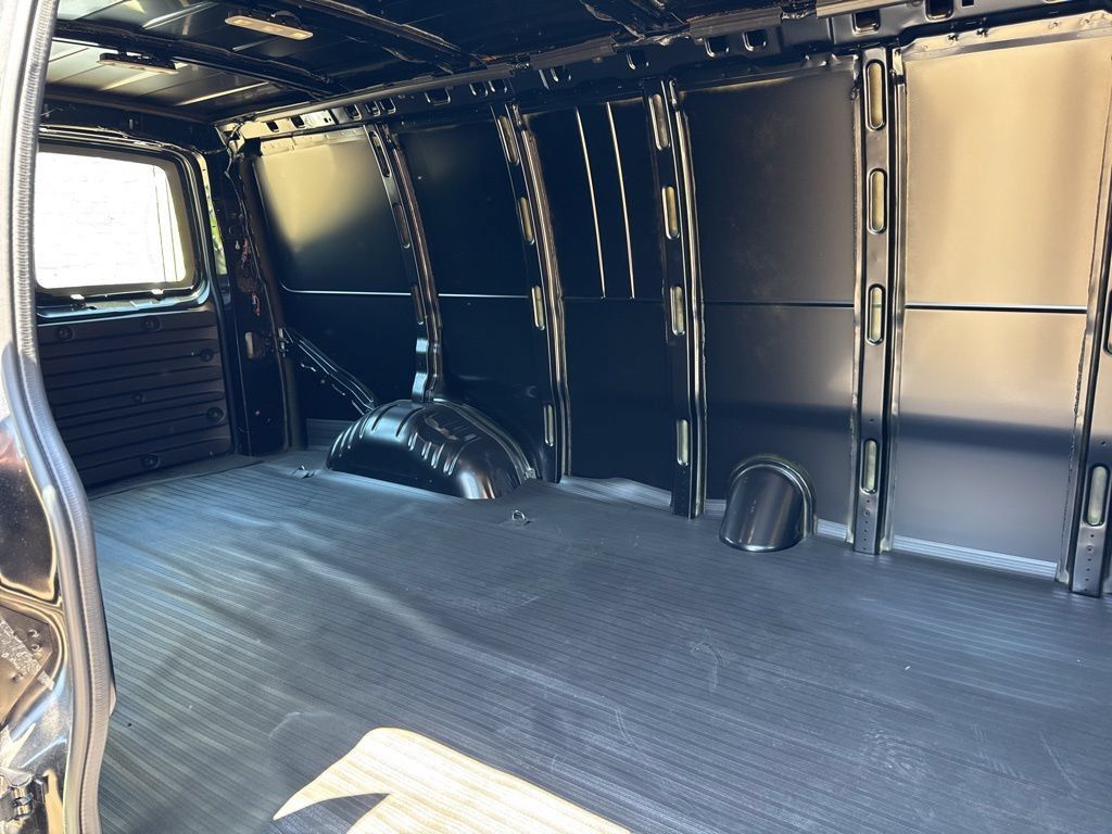 New 2026 Chevrolet Express 2500 Extended w/ Communications Package RWD image 10