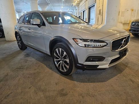 Certified 2025 Volvo V90 B6 Cross Country Plus image 5