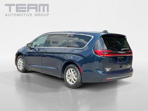 Used 2023 Chrysler Pacifica Touring-L FWD image 5
