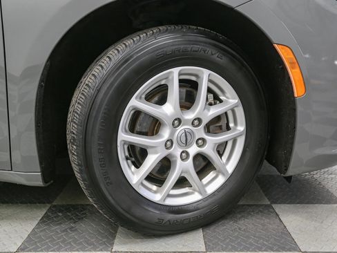 Used 2021 Chrysler Pacifica Touring-L image 15