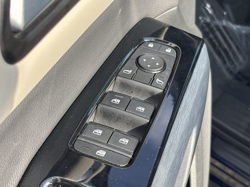 Used 2025 Nissan Pathfinder SL FWD image 17