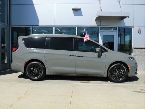Used 2021 Chrysler Pacifica Touring-L w/ Premium & Safety Sphere Group AWD/4WD image 4