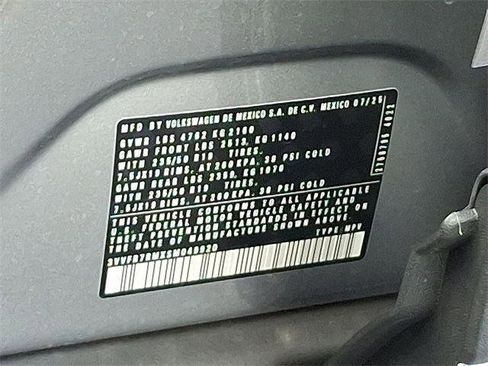 New 2025 Volkswagen Tiguan SE image 22