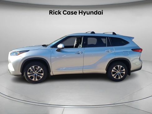 Used 2020 Toyota Highlander XLE image 3