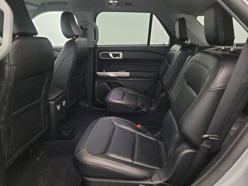 Used 2022 Ford Explorer XLT w/ Equipment Group 202A AWD/4WD image 18