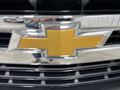 Used 2022 Chevrolet Silverado 1500 LT AWD/4WD image 3